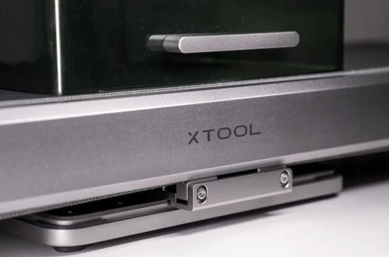 xTool F1 Ultra transportni trak - graviranje serij